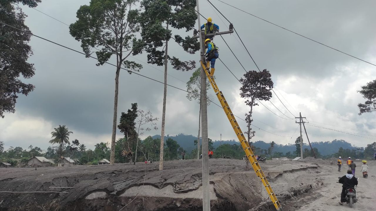 Warga Sekitar Kaki Gunung Semeru Kini Kembali Menikmati Listrik PLN