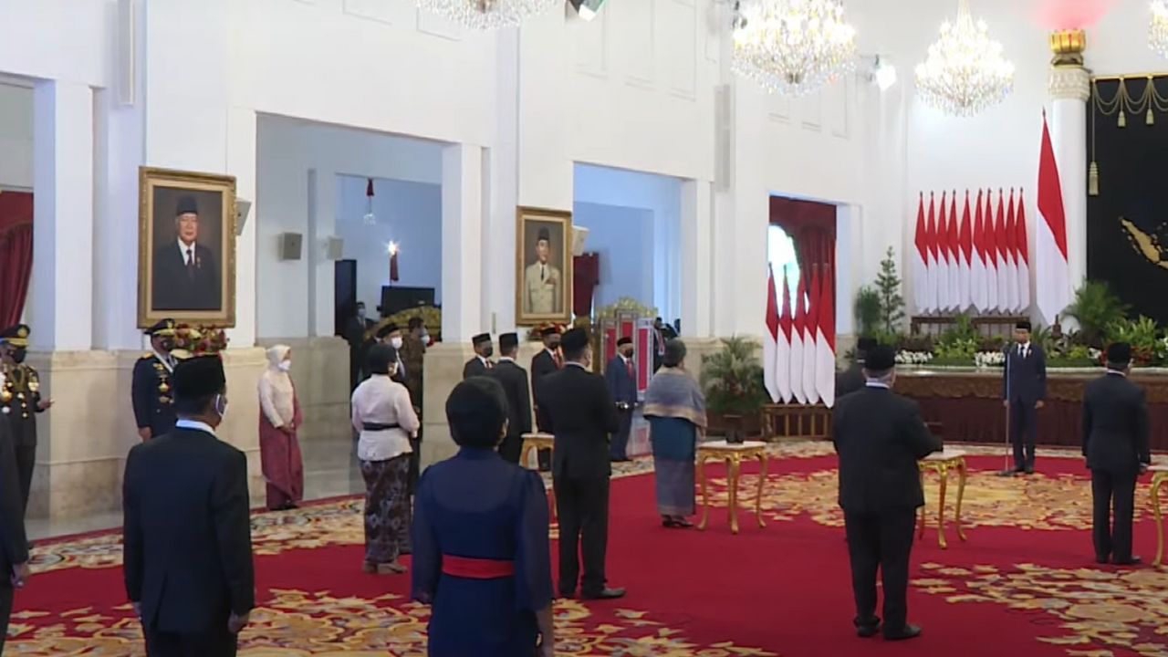 Di Hari Pahlawan,  Jokowi Beri Gelar Tanda Kehormatan 300 Tenaga Kesehatan yang Gugur Tangani Covid-19