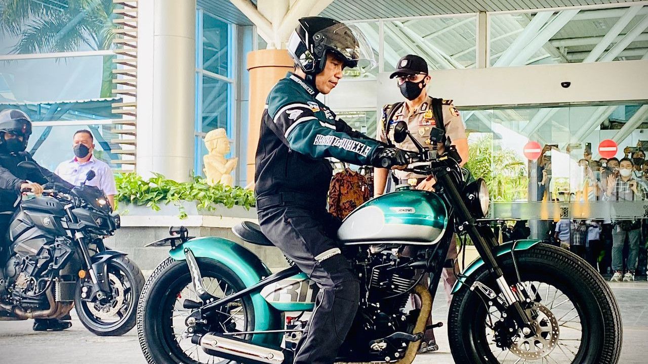 Jokowi Beraksi Lagi, Naik Motor Custom Tinjau Persiapan MotoGp di Sirkuit Mandalika