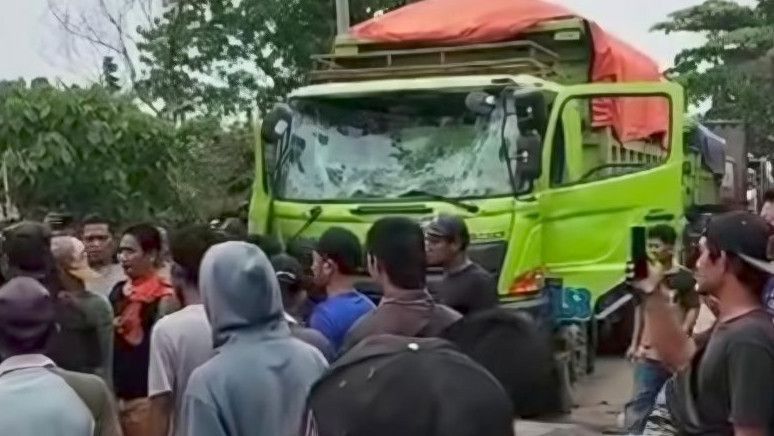 Warga dan Polisi Bentrok Buntut Insiden Truk Lindas Bocah di Tangerang, Wakapolres Terluka