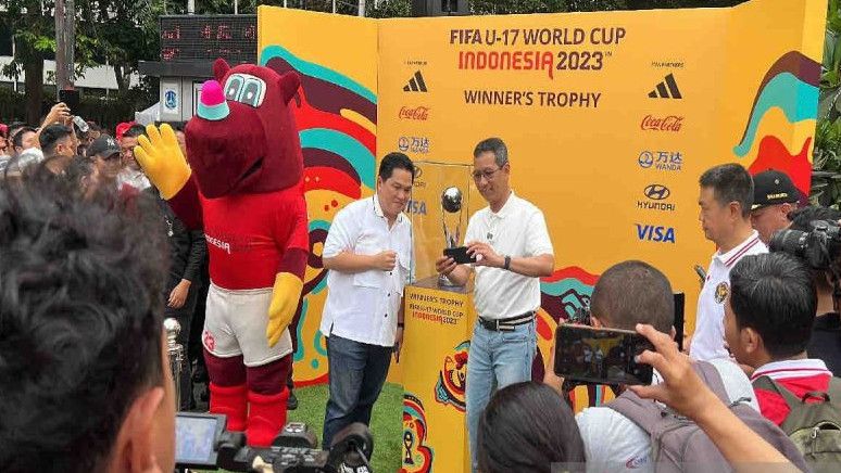Trofi Piala Dunia Dunia U-17 Dipamerkan di Kawasan Bundaran Hotel Indonesia Jakarta
