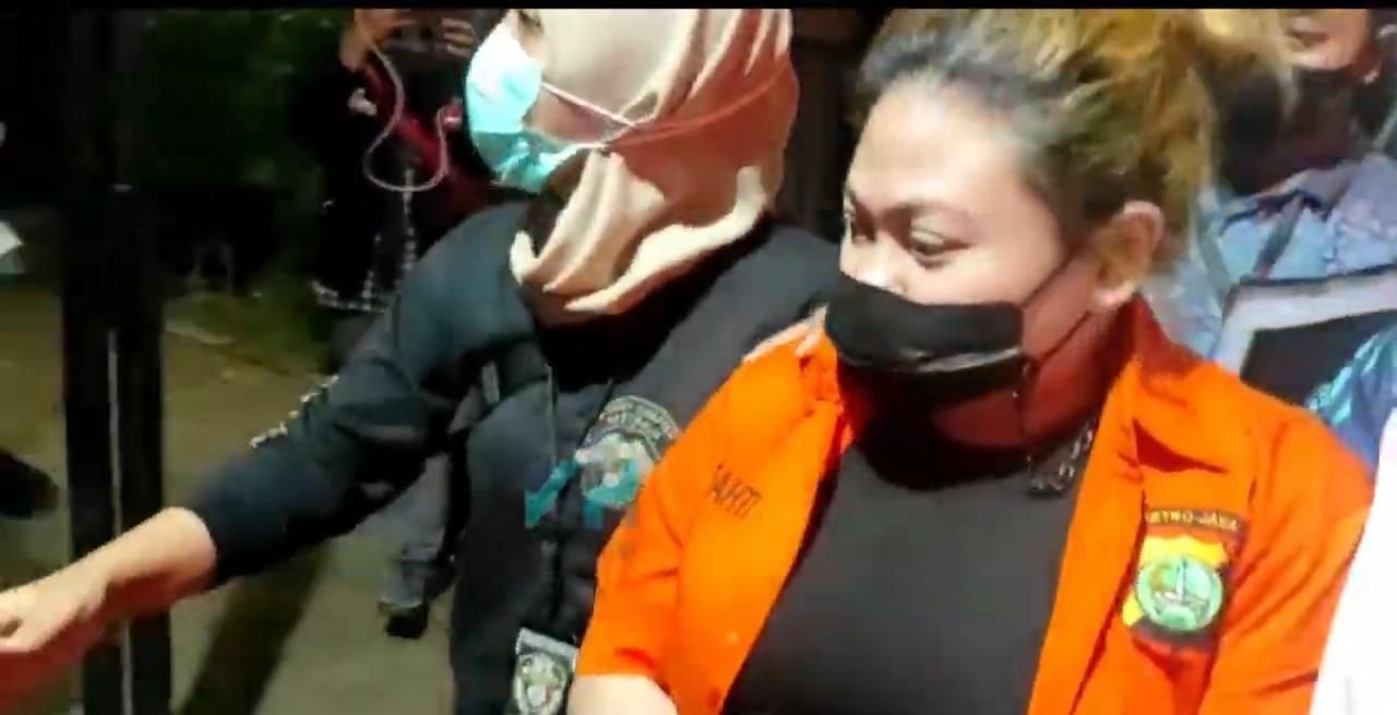 Momen Anak Nia Daniaty Pakai Baju Tahanan Warna Oranye, Resmi Ditahan Terkait Kasus Dugaan Penipuan CPNS