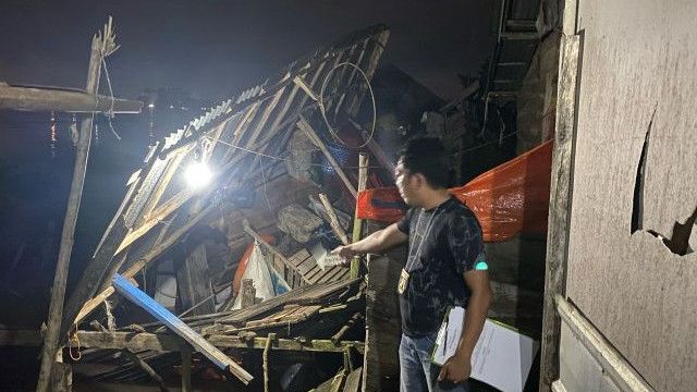 Kapal Tongkang Batu Bara di Palembang Tabrak Rumah Warga