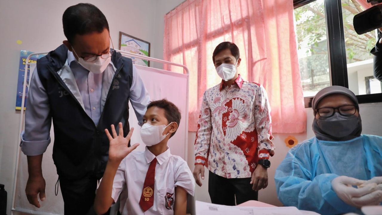 Ekspresi Anak SD Sambut Vaksin: Menangis serta Acungkan Jempol dan 'Peace' saat Bersama Anies