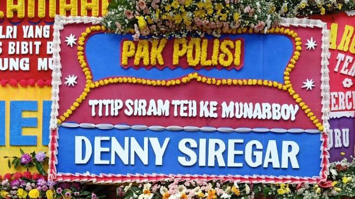 Denny Siregar Kirim Karangan Bunga untuk Munarman: Pak Polisi Titip Siram Teh ke Munarboy