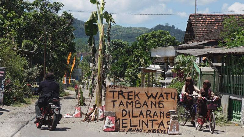 Dikecewakan DPRD Tulungagung, Warga Sumberagung Tanam Pohon di Jalan Rusak