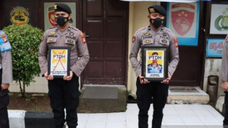 Tak Kerja Sebulan Lebih, 2 Polisi di Makassar Dipecat dan Fotonya Dipamer di Lapangan Upacara