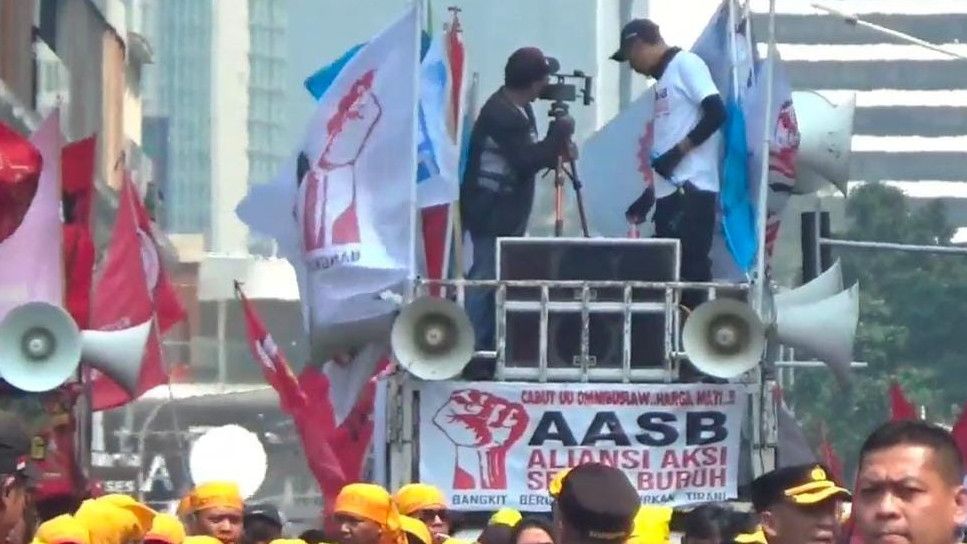 Gelar Demo di Kawasan Patung Kuda Jakarta, Buruh Minta Pemerintah Naikan Upah 15 Persen 2024 hingga Cabut UU Kesehatan