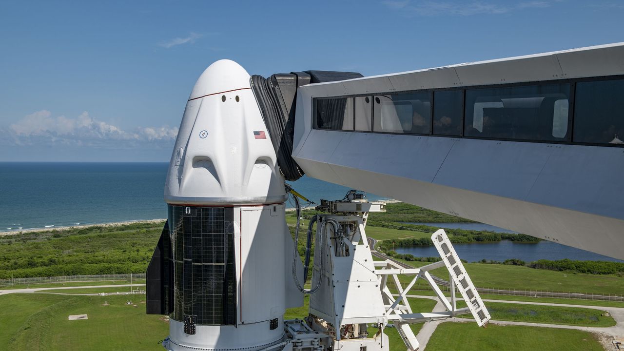 SpaceX Berhasil Luncurkan Roket Pertama yang Dikendarai Non-Astronot