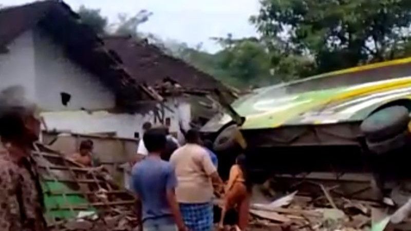 Momen Bus Tabrakan, Terguling, serta Rusak Rumah Warga di Pasuruan