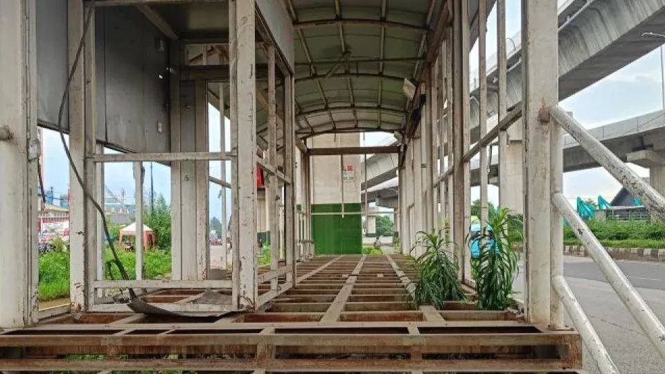Halte Transjakarta di Bekasi-Cakung Terbengkalai dan Rusak Gara-Gara Kurang Pengawasan