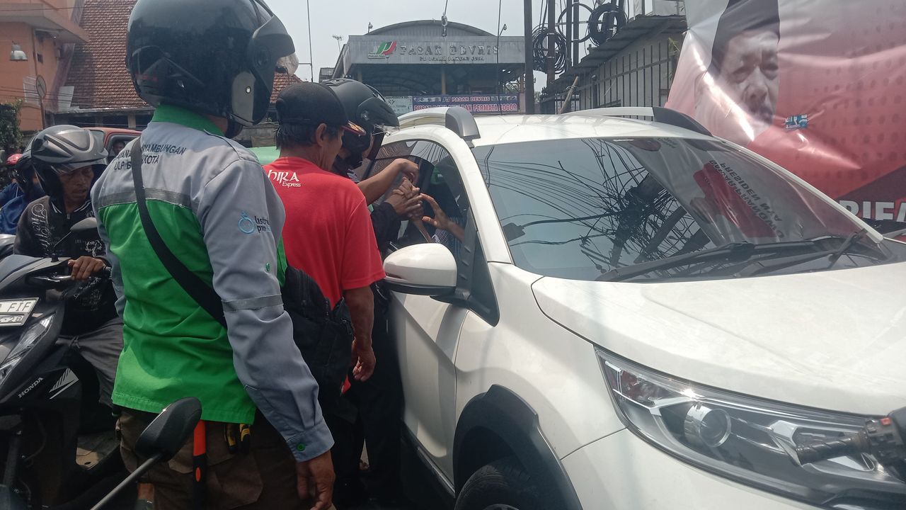 Pengendara Mobil Hampir Diamuk Warga Karena Diduga Tabrak Lari Pemotor di Jalan Veteran Bogor