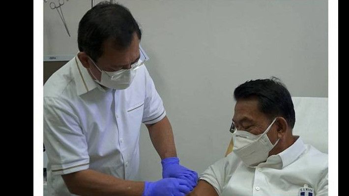 Bukan Pakai Sinovac, Aksi Moeldoko Pamer Disuntik Vaksin Nusantara Langsung oleh dr Terawan