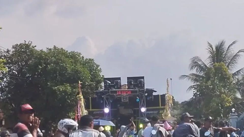 Viral Pria di Pati Tersangkut Kabel Saat Duduk di Atas Sound Horeg