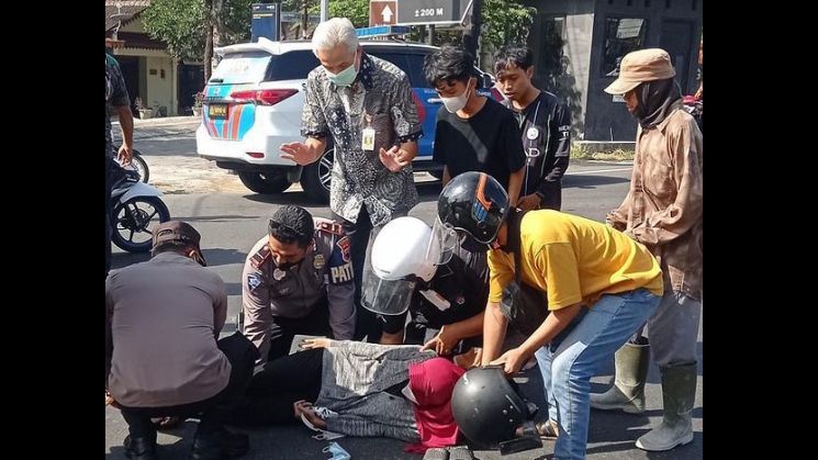 Aksi Gubernur Jawa Tengah Ganjar Pranowo Bantu Korban Kecelakaan Motor, Warganet: Joss Pak Ganjar