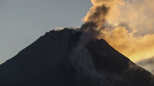 Waspada, Gunung Merapi Luncurkan Guguran Lava Sejauh 1,8 Kilometer