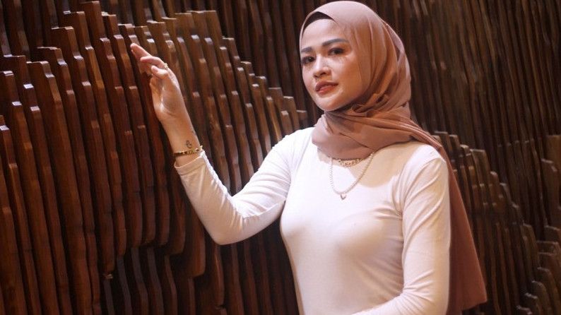 Muncul Mendadak Pakai Hijab, Penampilan Terbaru Hesty Klepek Klepek Bikin Adem