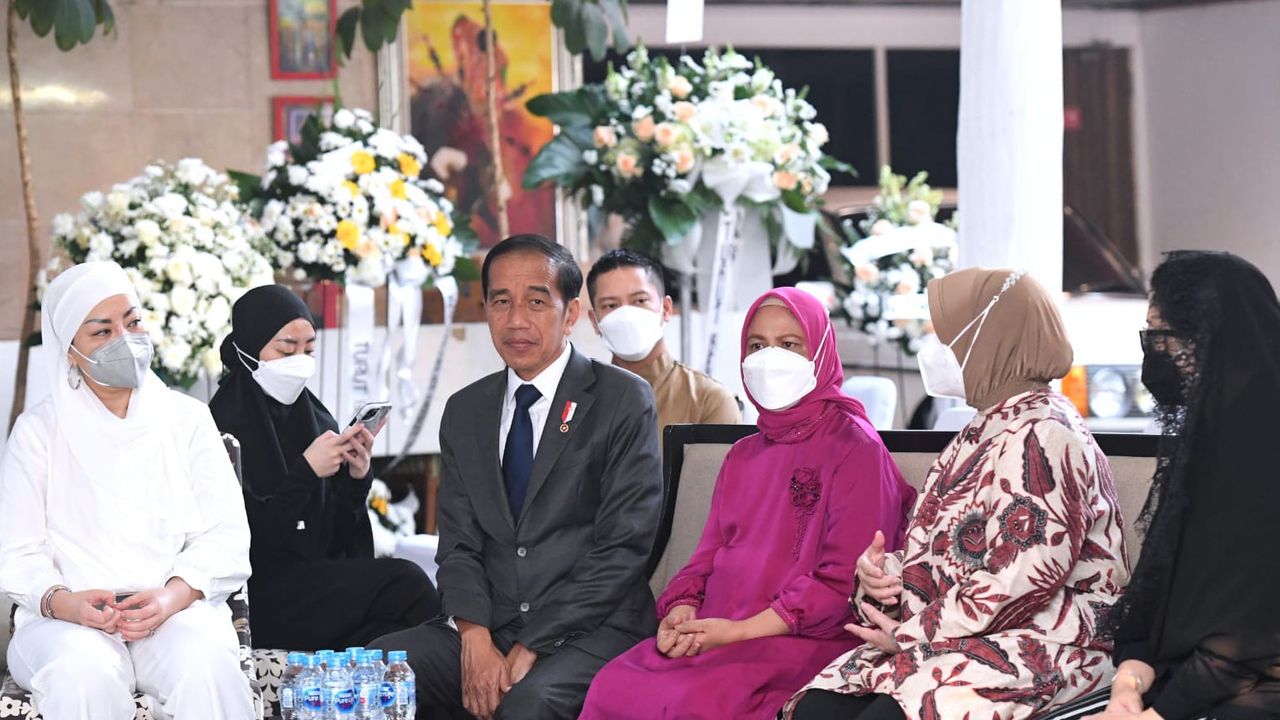 Tiba di Tanah Air, Jokowi Langsung Takziah ke Kediaman MenPAN-RB Tjahjo Kumolo