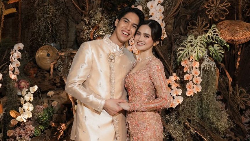 Selamat! El Rumi dan Syifa Hadju Resmi Tunangan