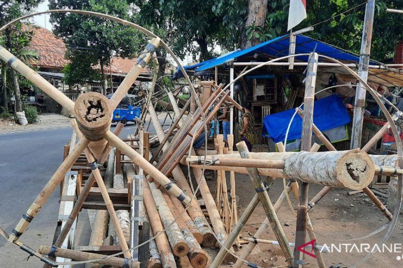 Asa Penjual Batang Pohon Pinang Jelang HUT RI di Tengah Pandemi