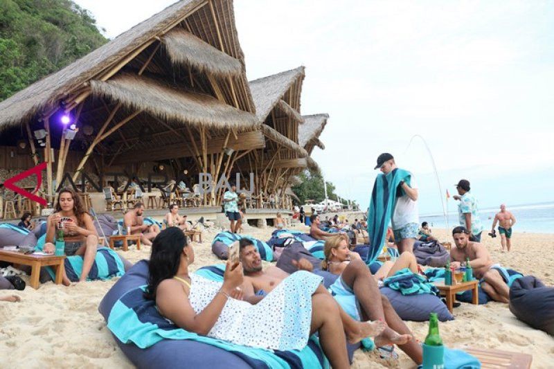Luhut Rumuskan Aturan agar 'Bule' Bisa Bekerja Sambil Liburan di Bali
