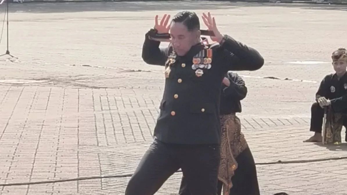 Kapolda Banten Atraksi Debus Depan Gubernur Saat Peringatan HUT Bhayangkara ke-79