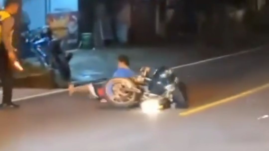 Polisi Kelabakan Hadapi Pria Mabuk Bawa Parang di Wonosobo, Warga Langsung Tabrak dari Belakang Naik Motor