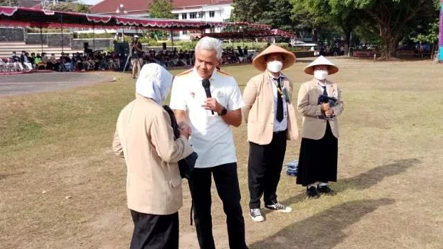 Ganjar Pranowo Beri Semangat dan Hadiahi Laptop Mahasiswi Baru UGM Penyandang Tunanetra