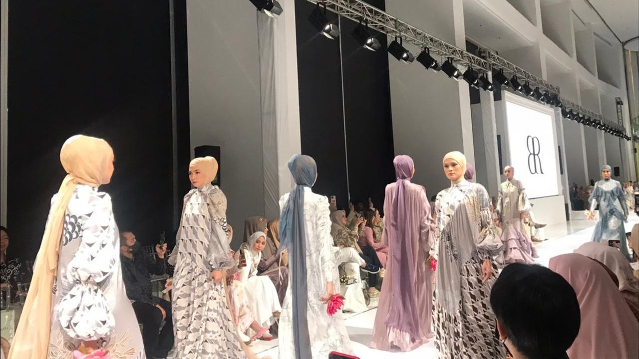 Runway Garis Poetih 2023, Rya Baraba Pamerkan Koleksi BLOSSOMS SENSE Spesial Hari Raya Idul Fitri