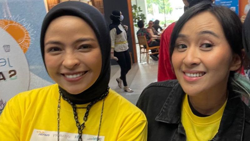 Nyanyi 'Pelan-Pelan Saja', Pengamen di Makassar Tak Sadar Ditemani Tantri 'Kotak'
