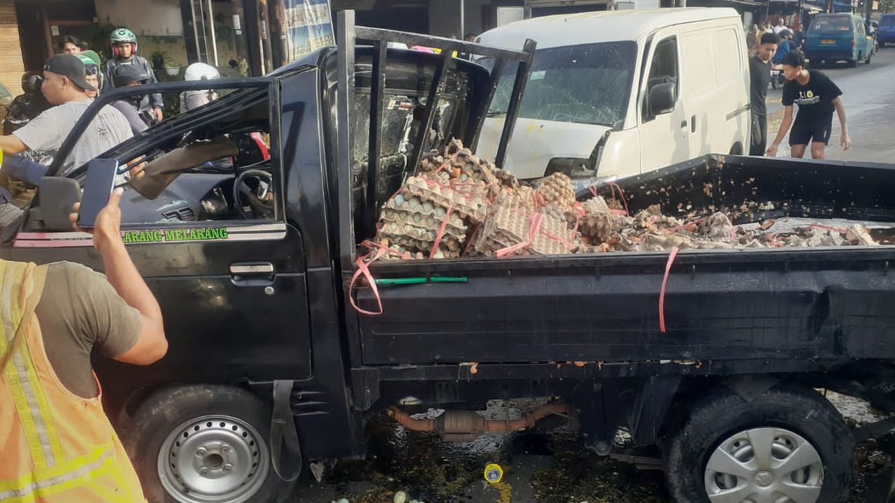 Kecelakaan Beruntun di Depok Libatkan 6 Kendaraan, Telur yang Diangkut Mobil Pick Up Pecah Berhamburan