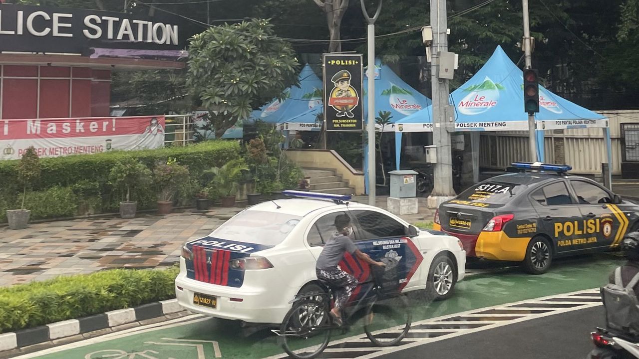 Keren Banget Mobil Polisi Ini, Parkir 'Cantik' di Jalur Sepeda Dekat Bundaran HI