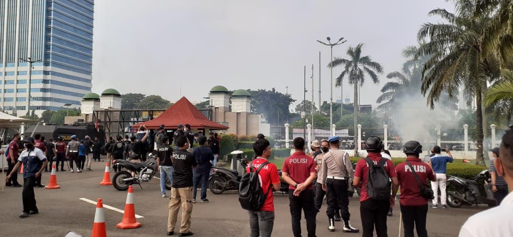 Demo 11 April Depan DPR Ricuh Setelah Mahasiswa Bubar, Massa Tak Dikenal Lempari Polisi