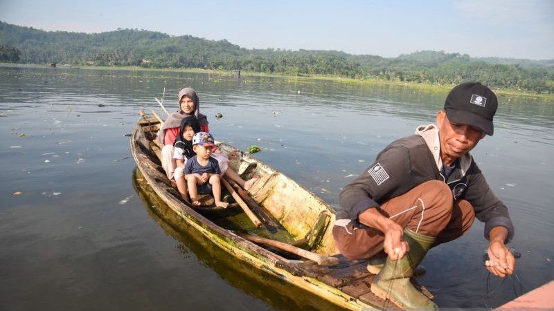 Dedi Mulyadi Tawarkan Hadiah Keluarga Nelayan di Cianjur agar Ikut KB