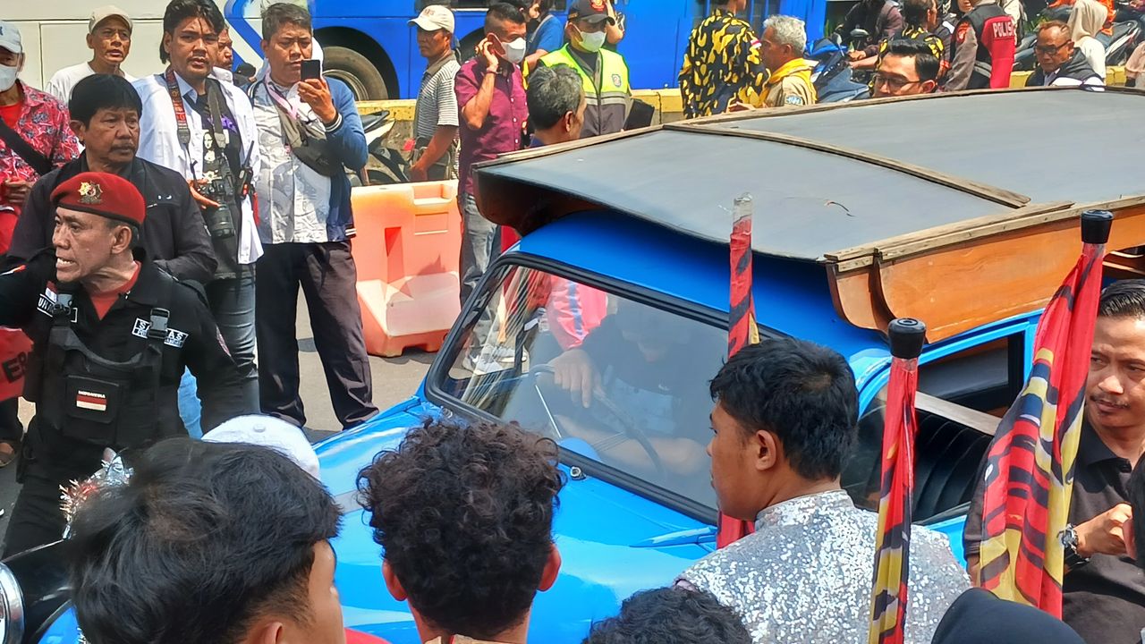 Oplet Biru 'Si Doel' Antar Pramono-Rano Daftar Pilgub Jakarta ke KPU DKI