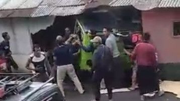 Bukannya Terjang Lumpur, Mobil Offroad Ini Malah Seruduk Rumah Warga di Puncak Bogor