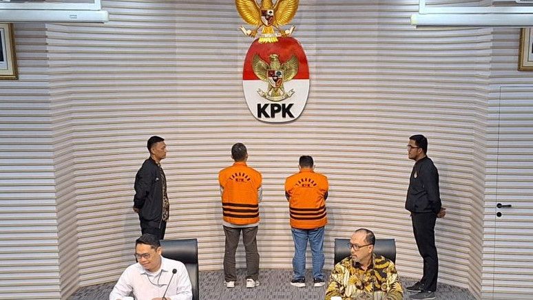 KPK Tahan Bupati Situbondo Karna Suswandi Kasus Korupsi Dana PEN