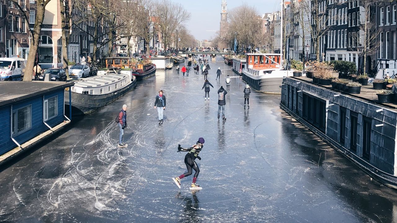 Musim Dingin Parah, Warga Amsterdam Asyik Meluncur di Sungai yang Beku