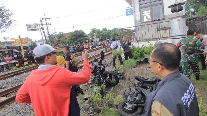 Detik-Detik KA Malioboro Ekspres Tabrak Tujuh Motor di Magetan, Ini Kronologinya