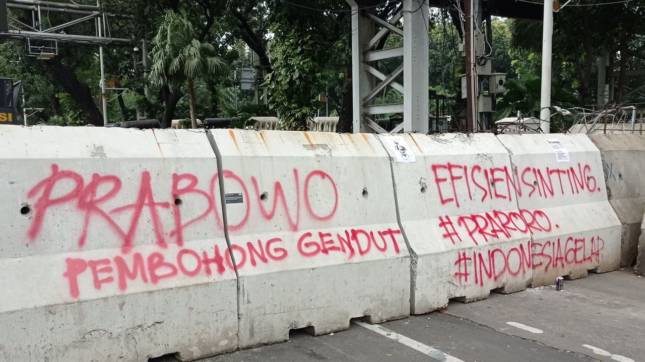 Pendemo Indonesai Gelap Kompak Pakai Baju Hitam, Sebut Prabowo Pembohong Gendut