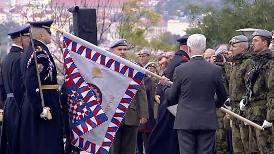 Momen Presiden Ceko Tak Sengaja Pukul Prajurit Pakai Tiang Bendera, Akui Meremehkan Beratnya hingga Minta Maaf