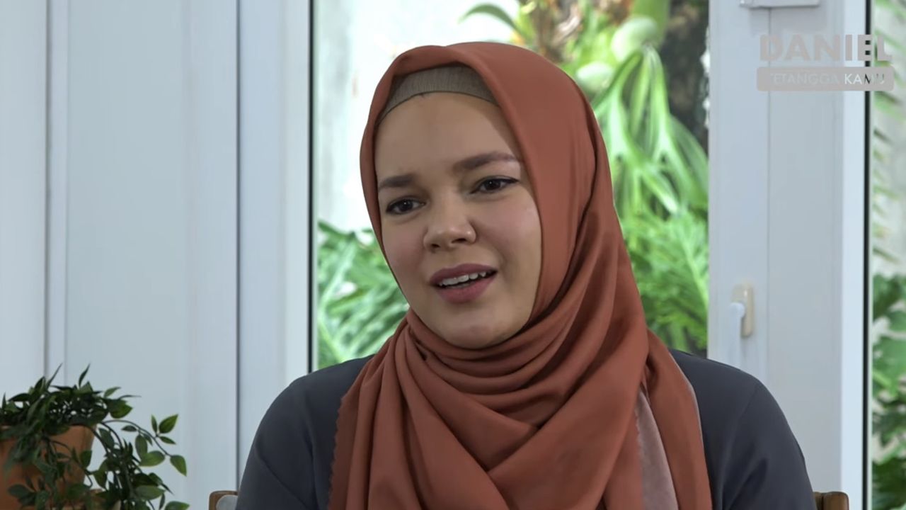 Jawaban Menyentuh Dewi Sandra Tentang Alasannya Memilih Islam Sebagai Keyakinan