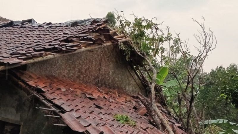 Satu Rumah di Sukabumi Nyaris Ambruk Usai Diterjang Angin Puting Beliung