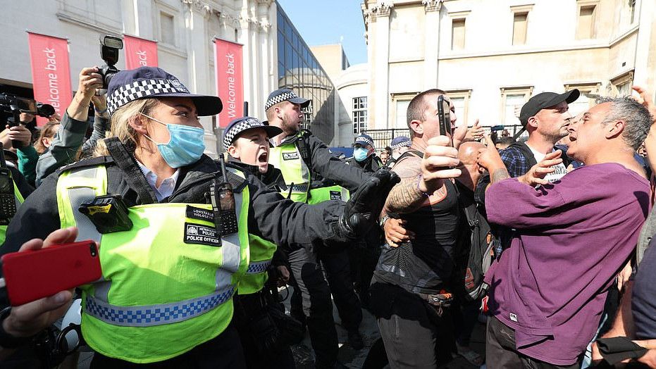 Demonstran Inggris Sebut COVID-19 'Hoax', Ricuh dengan Polisi