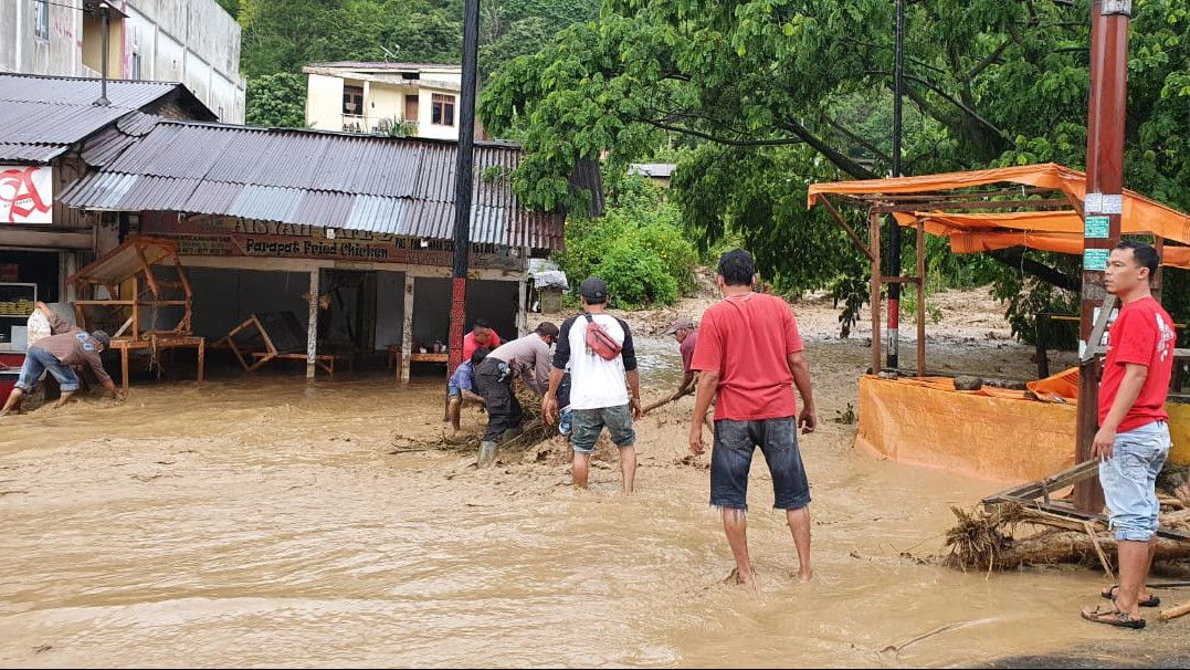 Banjir Bandang Kota Wisata Parapat di Simalungun, Lalu Lintas Jalinsum Dialihkan