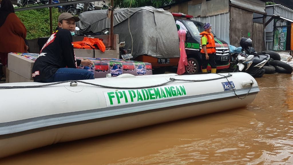 Eks Anggota FPI Terjun Bantu Korban Banjir di Cipinang Melayu, Polisi Minta Tak Pakai Atribut