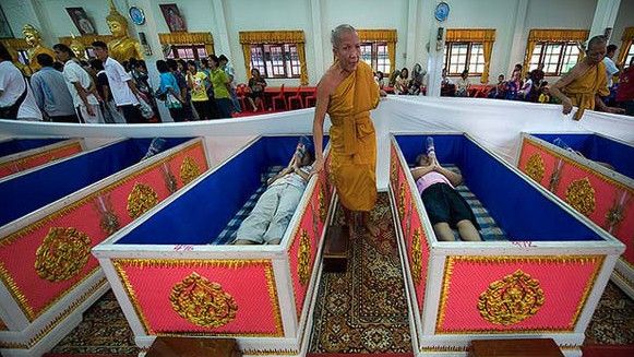 Ritual Tolak Sial di Thailand: Berbaring di Peti Mati, Menggenggam Bunga, dan Baca Doa