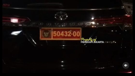 Ngeri, Remaja Bawa Fortuner Berpelat Kemhan Tabrak Motor Sewaktu Balapan di Lebak Bulus