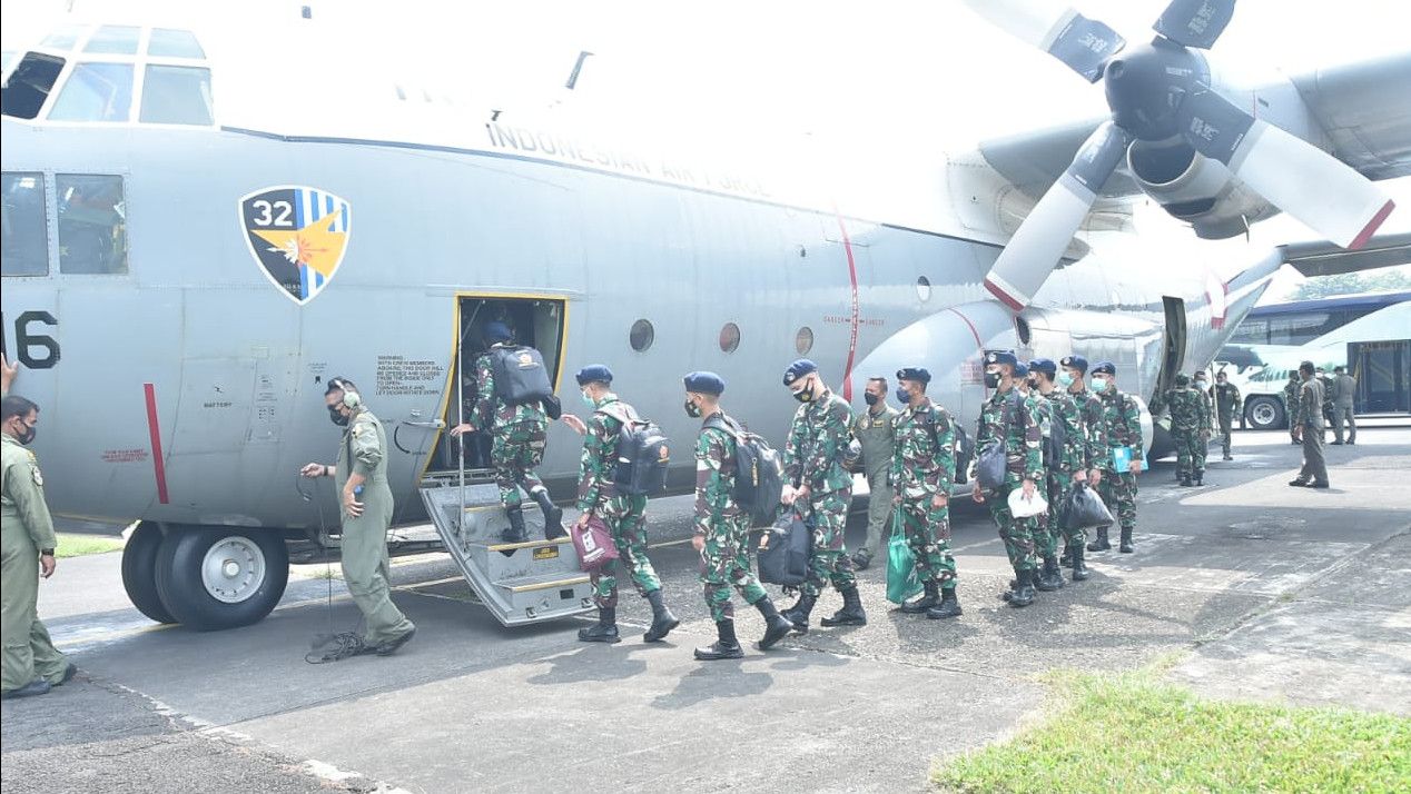Momen TNI Terbangkan Nakes dan Alkes ke Kalimantan dan Sulawesi pakai Hercules