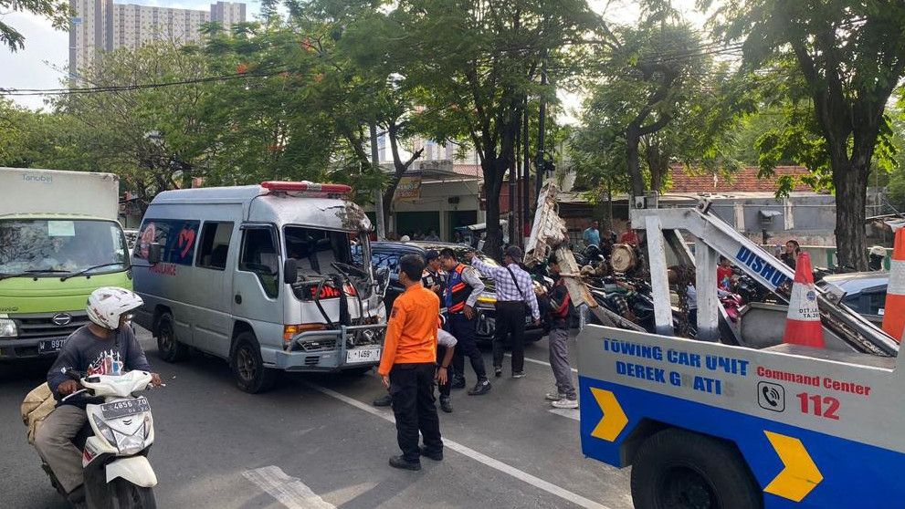 Ambulans Tabrak Bus Suroboyo hingga Ringsek Saat Hendak Jemput Pasien, Pengemudi Dibawa ke RS